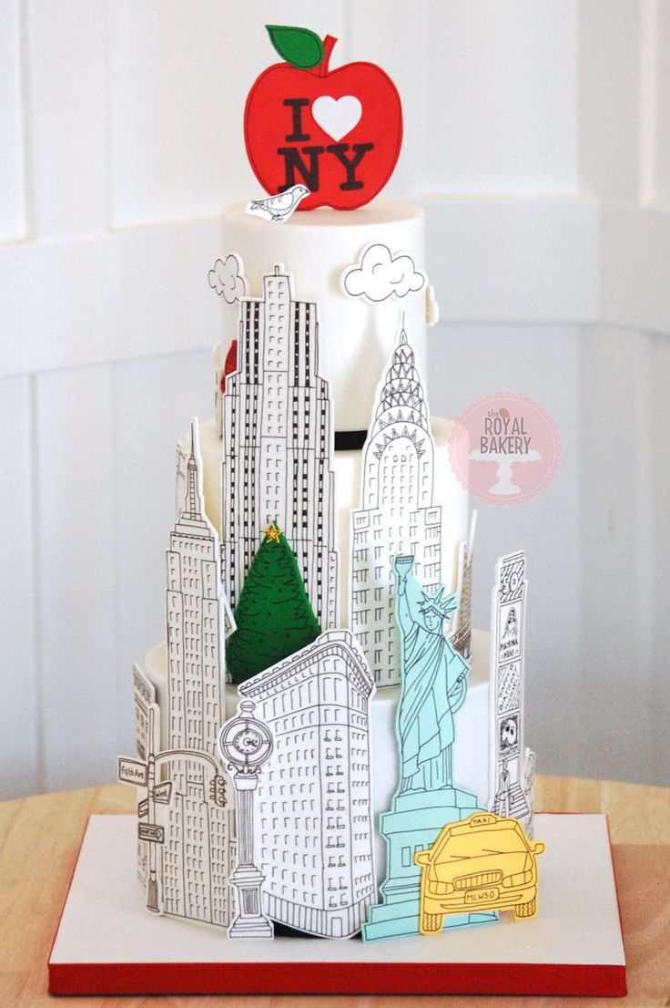 the cake is made to look like it has an apple on top and new york