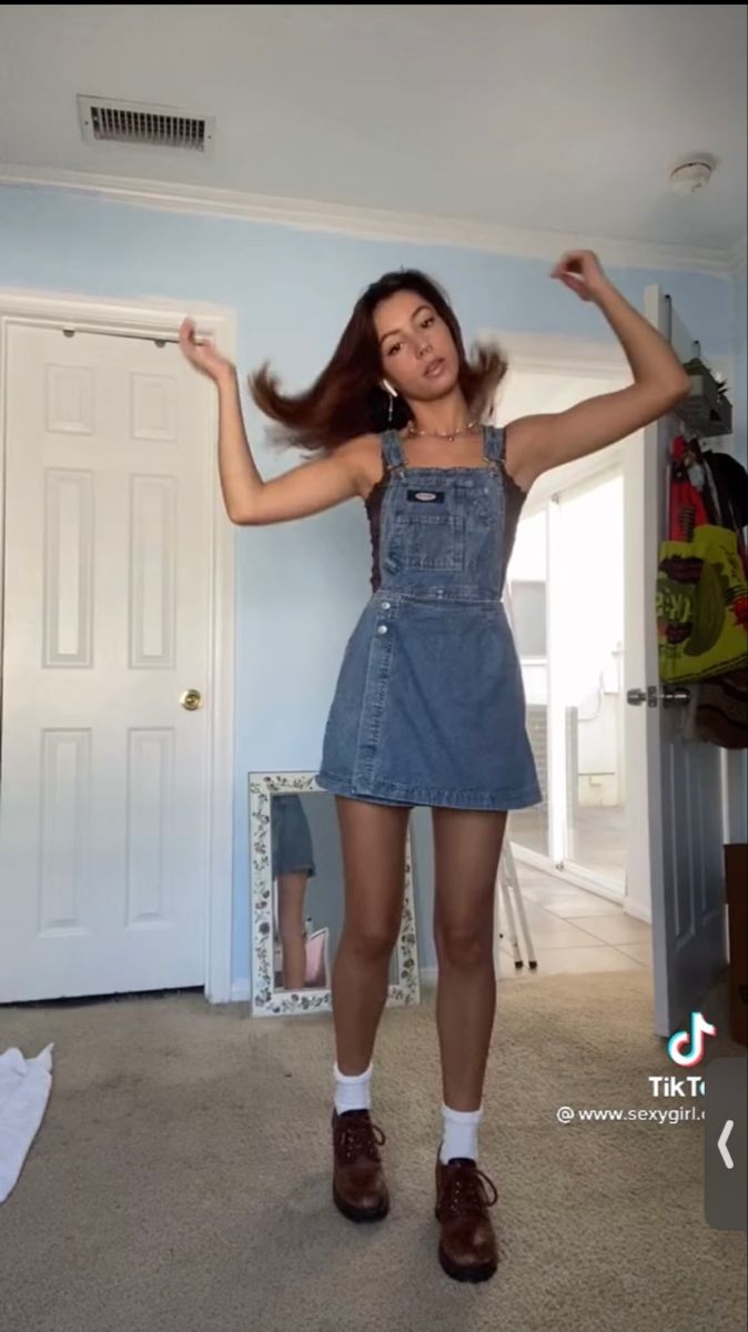 Jean Dress Overall Outfit, Denim Overalls Dress Outfit, Overall Skirt Outfit Fall, How To Style Overall Dress, Black Skirt Overalls Outfit, Denim Overall Dress Outfit Fall, Overall Dress Denim, Overall Upcycle, Denim Skirt Overalls Outfit