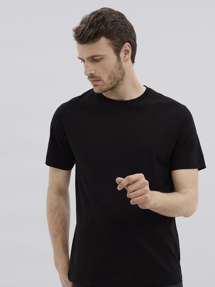 A perfectly crafted t shirt is an essential building block to your casual wardrobe. håndværk's elevated rendition of this classic staple has a ribbed neckline and it is cut for a comfortable fit. Crafted with the finest materials and meticulous attention to detail for an unmatched distinctive style; the impeccable craftsmanship won’t go unnoticed. Produced by textile specialists that are 100% Carbon Neutral, powered by renewable hydroelectric and self-generated solar energy. 100% traceable, loca Model Kaos, Polo Pullover, Carbon Neutral, Pullover Shirt, Building Block, Pant Shirt, Sweater And Shorts, Shirt Accessories, Solar Energy