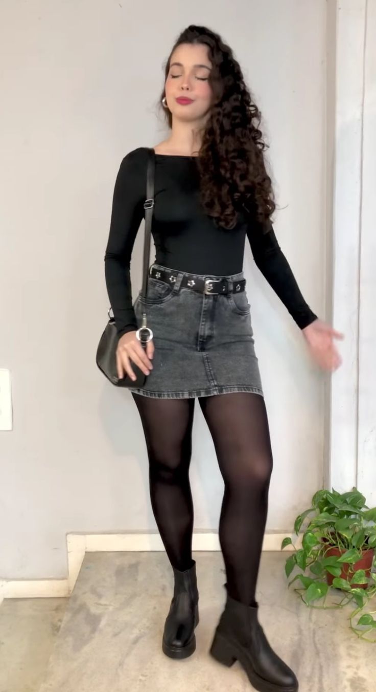 Denim Mini Skirt Outfit, Bartender Outfit, Sweater Skirt Outfit, Cute Edgy Outfits, Dress With Stockings, Cute Preppy Outfits, Fashion Tights, Causual Outfits, Jeans Rock