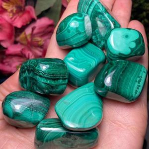 Healing Techniques, Money Spells That Work, Emotional Growth, Crystal Aesthetic, Money Magic, Pretty Rocks, Malachite Stone, Crystal Magic, Stone Crystal