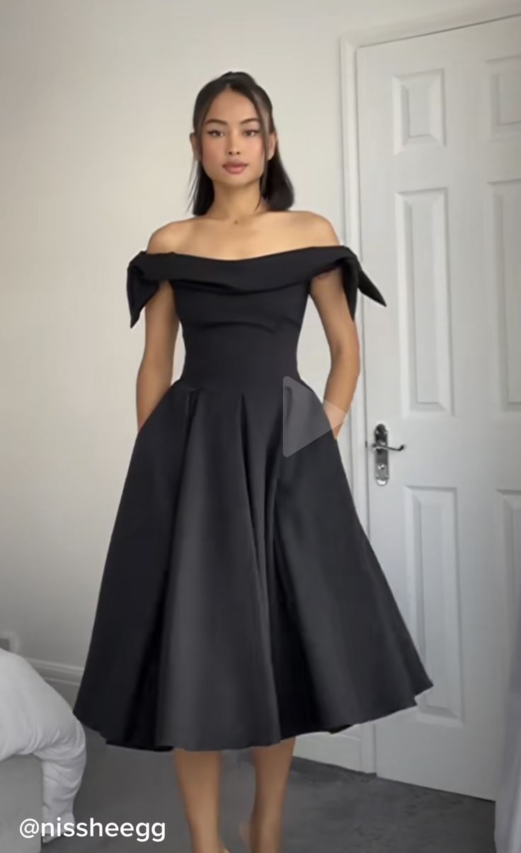 Conservative Evening Gowns, Elegant Black Cocktail Dress, Cocktail Dress Evening, Juleaften Outfit, Black Midi Dress For Evening Knee-length, Evening Dresses Elegant Midi, Elegant Black Midi-length Dresses, Black Mid-length Cocktail Dress, Elegant Black Mid-length Dress