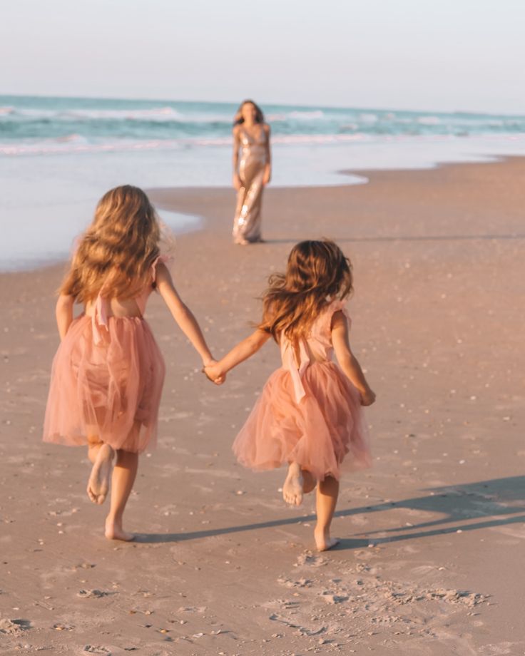 Mother Daughter Beach Pictures Photo Ideas, Beach Family Photo Shoot Ideas, Beach Photoshoot Mom And Daughter, Mom And Kids Beach Pictures, Beach Pictures With Kids, Mom And Daughter Beach Photo Ideas, Beach Poses Family, Mommy And Me Beach Photo Shoot, Mom And Two Kids Photoshoot