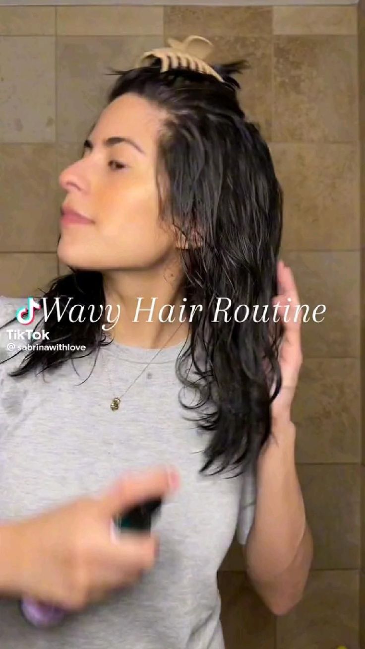 Wavy Hair Hairstyles, Wavy Hair Diy, Wavy Hair Routine, Wavy Hair Styles, Frizzy Wavy Hair, Wavy Hair Tips, Straight Wavy Hair, Wavy Hair Care, Wavy Hairstyles Tutorial