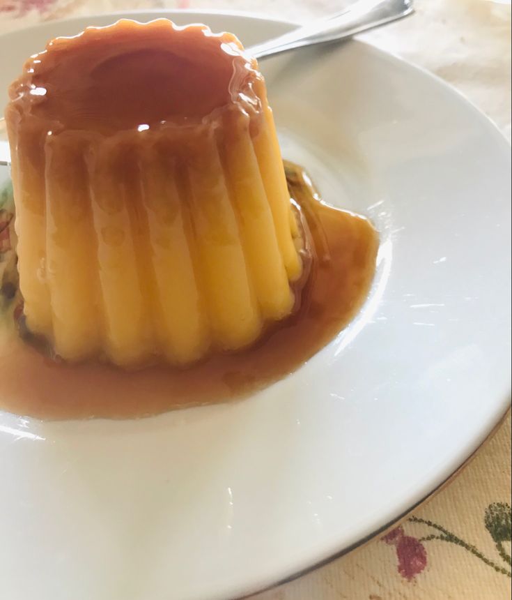 cream caramel dolce italia dessert crema caramello piatto cibo alimentare pudding yummy Caramel Pudding Aesthetic, Pudding Aesthetic, Creme Aesthetic, Aesthetic Food Recipes, Coffee Jelly, Caramel Pudding, Creme Caramel, Dessert Recipe, Aesthetic Food