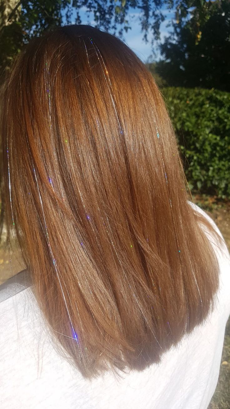 Brunette Hair With Tinsel, Hair Tinsel Brown Hair, Tinsel Hair Aesthetic, Sparkle Strands In Hair, Light Brown Hair With Tinsel, Sparkle Hair Strands, Fairy Hair Tinsel Brunette, Hair Tinsels, Hair Shimmer Strands