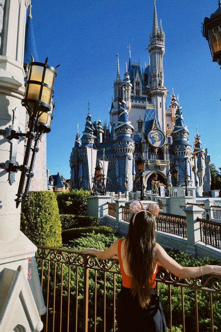 Disney photo, castle, Walt Disney World, Magic Kingdom Disney Magic Kingdom Picture Ideas, Magic Kingdom Castle Pictures, Disney California Photo Ideas, Disney Magic Kingdom Pictures, Disney Photo Ideas Magic Kingdom, Pictures To Take At Disney World, Disney Pics Ideas, Disney World Photo Spots, Disney Castle Pictures