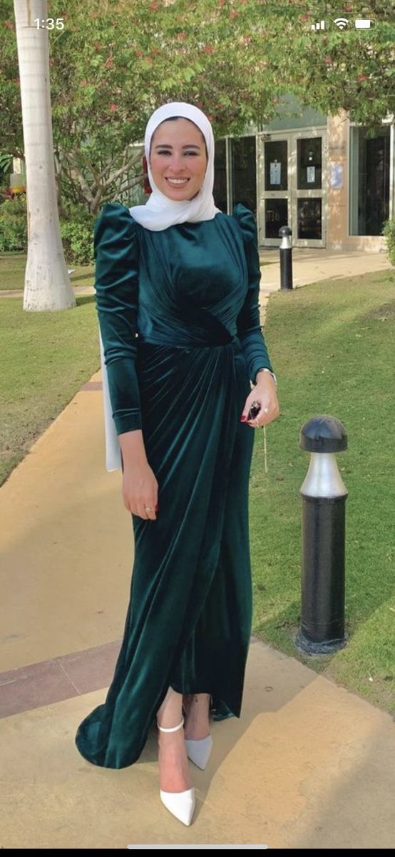 Velvet Hijab Dresses, Green Soiree Dresses Hijab, Hijab Velvet Dress, Velvet Soiree Dresses For Hijab, Winter Soiree Outfit, Winter Soiree Dresses, Soiree Outfit Hijab, Soiree Outfits For Hijab, Hijab Dresses Soiree