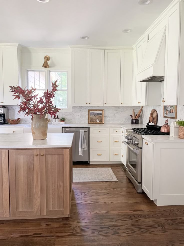 White and wood kitchen with faux fall stems. Timeless Kitchen Cabinets, Timeless Kitchen Design, Scandinavian Rustic, Off White Kitchens, Classic Kitchen Design, Classic White Kitchen, Shaker Kitchen Cabinets, Kitchen Redesign, New Kitchen Designs