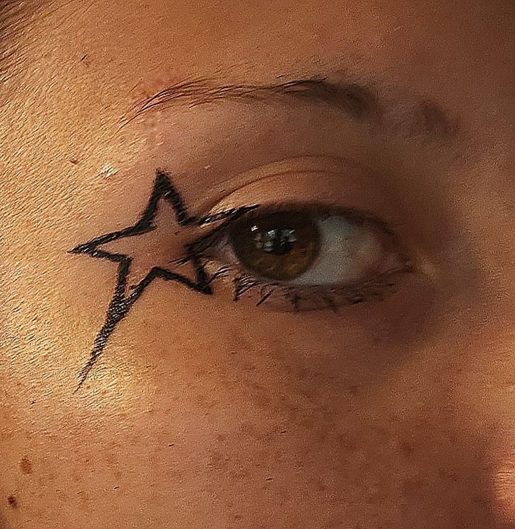 Different Color Eyeliner, Star Shaped Eyeliner, Punk Rock Eyeliner, Punk Makeup Looks Eyes, Star Makeup Eyeliner, Graphic Eyeliner Star, Punk Eyeliner Men, Eyeliner Stars Makeup, Rock Star Eye Makeup