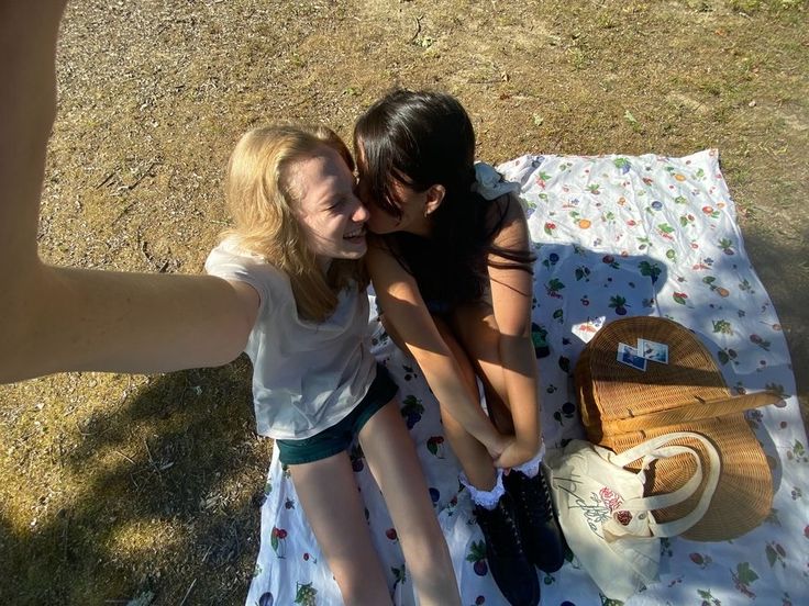 Wlw Picnic Date, Wlw Pics To Recreate, Wlw Picnic, Wlw Couples Aethstetic, Wlw Summer, Wlw Date Ideas, Wlw Cute, Wlw Date, Wlw Love