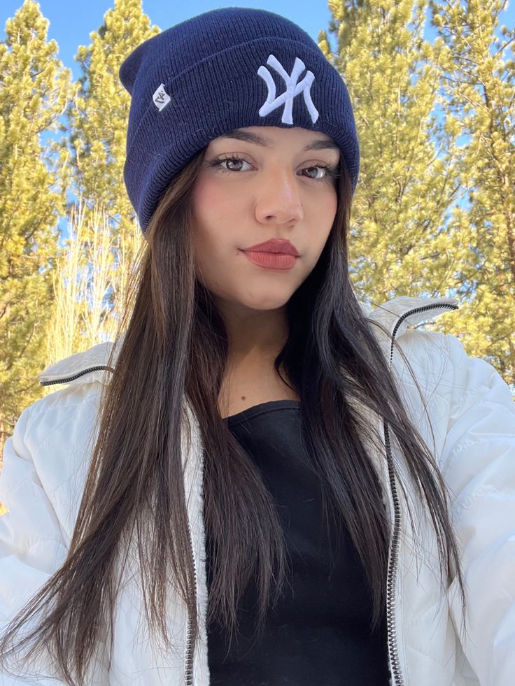 Women Yankee Hat Outfit, Straight Hair With Beanie, Yankees Hat Outfit Aesthetic, Navy Blue Yankees Cap Outfit, Makeup Dark Hair, Beanie Selfie, Winter Beanie Outfit, Yankees Beanie, Cold Makeup