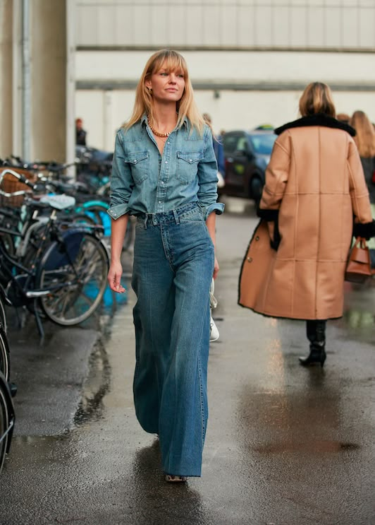 Wide Jeans Street Style, Wide Leg Denim Street Style, Rag And Bone Street Style, Wide Leg Jeans Outfit Street Style, Wide Leg Jeans Street Style, Wide Jeans Outfit, Street Style Fall 2022, Looks Total Jeans, Street Style Women Fall