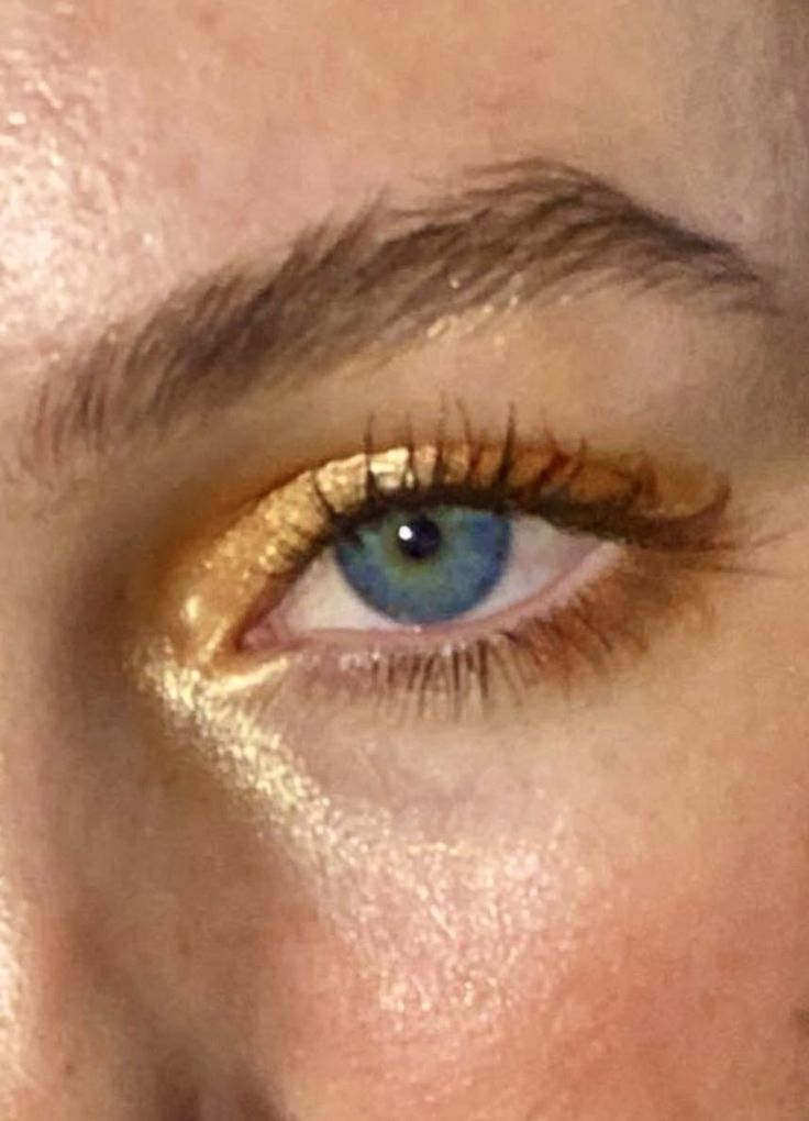 Gold Eyeliner Blue Eyes, Orange Eye Makeup Blue Eyes, Golden Makeup Blue Eyes, Gold Makeup Looks Blue Eyes, Gold Blue Eye Makeup, Yellow Eyeshadow Blue Eyes, Gold Makeup Hooded Eyes, Gold Makeup For Blue Eyes, Gold Eyeshadow Blue Eyes