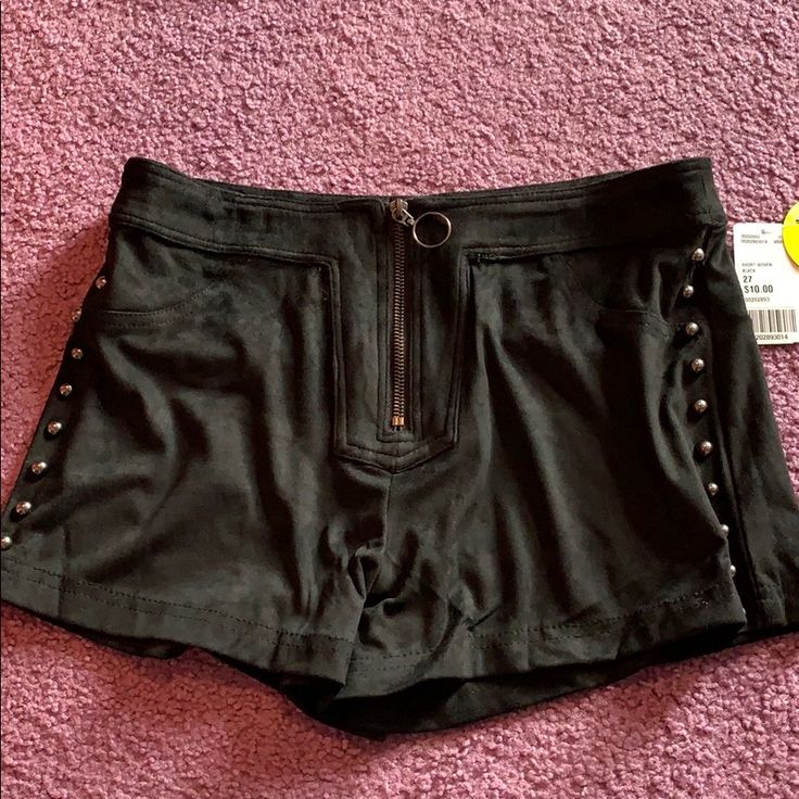 Never Worn So Comfy Trendy Stretch Shorts For Night Out, Edgy Shorts For Night Out, Edgy Black Bottoms From Forever 21, Edgy Black Shorts For Going Out, Edgy Stretch Shorts For Summer, Forever 21 Black Summer Bottoms, Edgy Stretch Summer Shorts, Trendy Shorts For Night Out, Edgy Shorts For Night Out In Spring