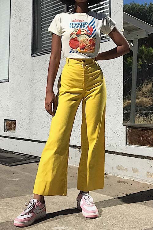 Look Retro, Yellow Pants, Grunge Look, Trivia Questions, Looks Street Style, Moda Vintage, Mode Inspo, Mode Vintage, Inspiration Mode