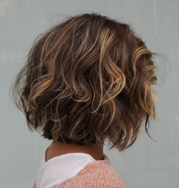 Brunette Bob with Layered Waves and Highlights Bobbed Brown Hair With Highlights, Brown Bob Color Ideas, Wavy Bob Layered, Wavy Bob Highlights, Short Wavy Hair Blonde Highlights, Wavy Bob With Highlights, Wavy Short Hair Layers, Long Bob Haircut With Layers Straight, Brown Bob Highlights