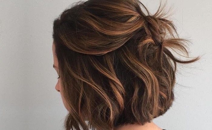 kurze haare stylen, balayage selber machen, einfach und schön, haarstyling, wellen in den haaren Highlights Brown Hair Short, Warm Brown Hair Color, Cute Medium Length Hairstyles, Messy Bob Hairstyles, Chocolate Brown Hair Color, Hair Color Chocolate, Chocolate Brown Hair, Short Brown Hair, Brown Balayage