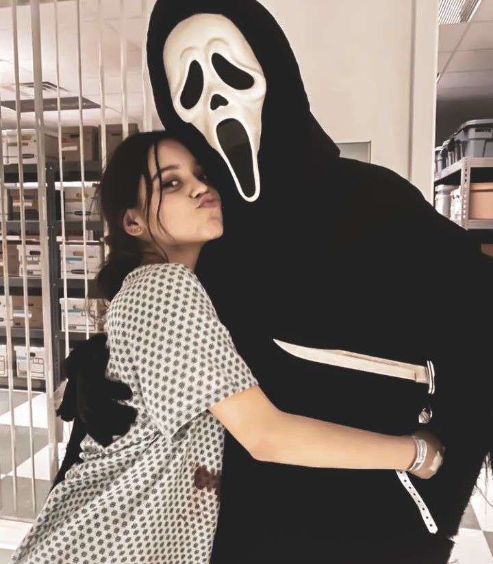 jenna ortega Ghostface Outfit Ideas, Ghostface Costume Women Ideas, 90s Horror Movie Outfits, Scream Widget, Faiza Core, Lucia Core, Ghost Face Costume Women, Scarie Movie, Scream Costume