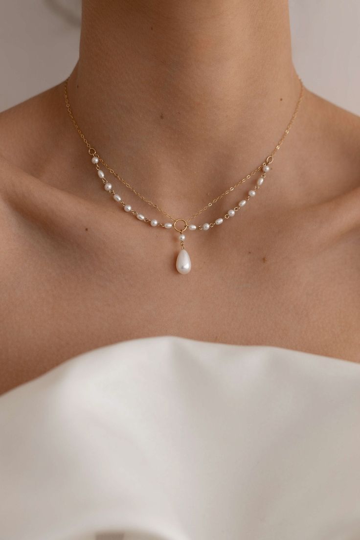 The Aurelia Pearl Necklace is handcrafted with 14k gold-filled chain and freshwater pearls to create a unique necklace embodying elegance and charm. Preorder 7-10 days send out. Packaged in an elegant plastic-free reusable jewelry box, this necklace makes the perfect gift or special treat for oneself. Note: This intricate necklace can tangle even with our utmost care in sending, please be gentle and patient to untangle and place in the right position after wearing. *14k gold-filled chain and com Bride With Pearls Jewelry, Big Beaded Jewelry, Pearl Bridal Necklace, Pearl Necklace Wedding Dress, Bride Jewelry Ideas, Wedding Necklaces For Bride, Pearl Necklace Bride, Wedding Jewelry Ideas For Bride, Intricate Necklace