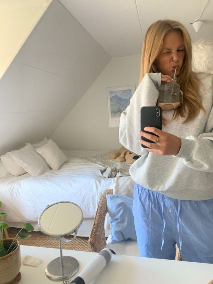 not mine, pls dm for removal Tsitp Style, Djerf Bedroom, Stolkhome Girl Aesthetic, Cph Style Room, Copenhagen Style Room, Copenhagen Bedroom, Copenhagen Room, Copenhagen Style, Stockholm Fashion