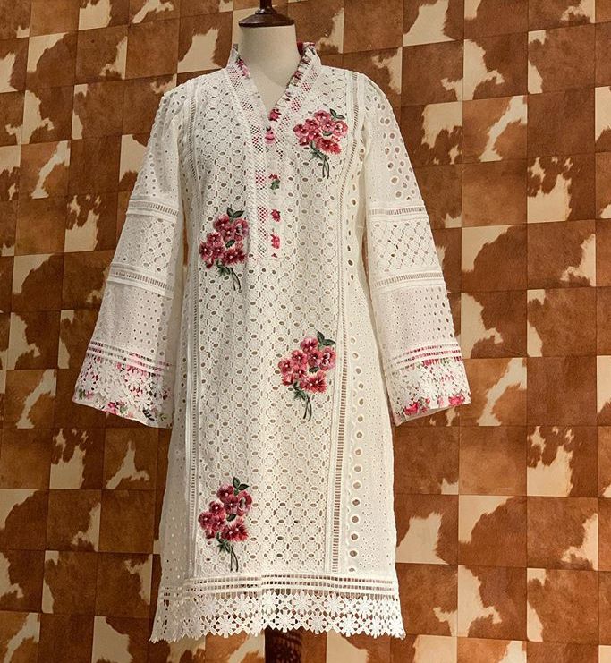 Chicken Kari Dress Design Pakistani, Hakooba Suits Design, Chicken Kurti Designs Latest Cotton, Chicken Kurti Designs Latest, Chicken Kurti Designs, Chickenkari Dress, Laces Ideas, Dresses Punjabi, Long Kurti Patterns