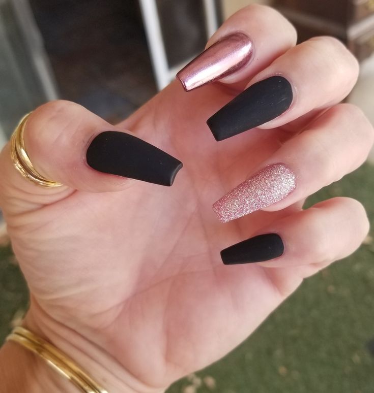 Nails Black And Pink Rose Gold, Black And Rose Gold Nails Design Classy, Black With Rose Gold Nails, Blush And Black Nails, Birthday Nails Rose Gold, Black And Rose Gold Nails Acrylic, Black Nails With Rose Gold, Nails Black And Rose Gold, Black Rose Gold Nails