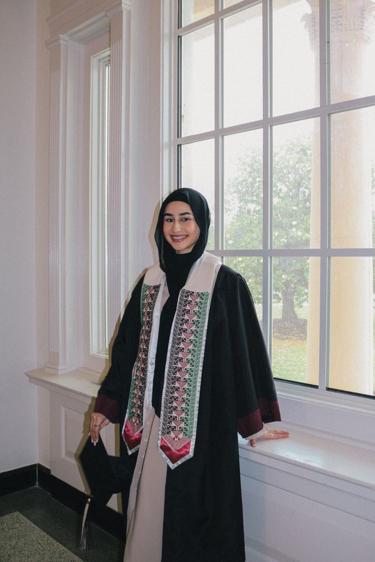 Islamic Graduation Outfit, Hijabi Graduation Pictures, Hijabi Graduation Outfits Cap And Gown, Hijabi Graduation, Hijabis Graduating, Islamic Graduation Caps, Palistine Pics Aesthetic, Muslim Graduation, Graduation Robe Design