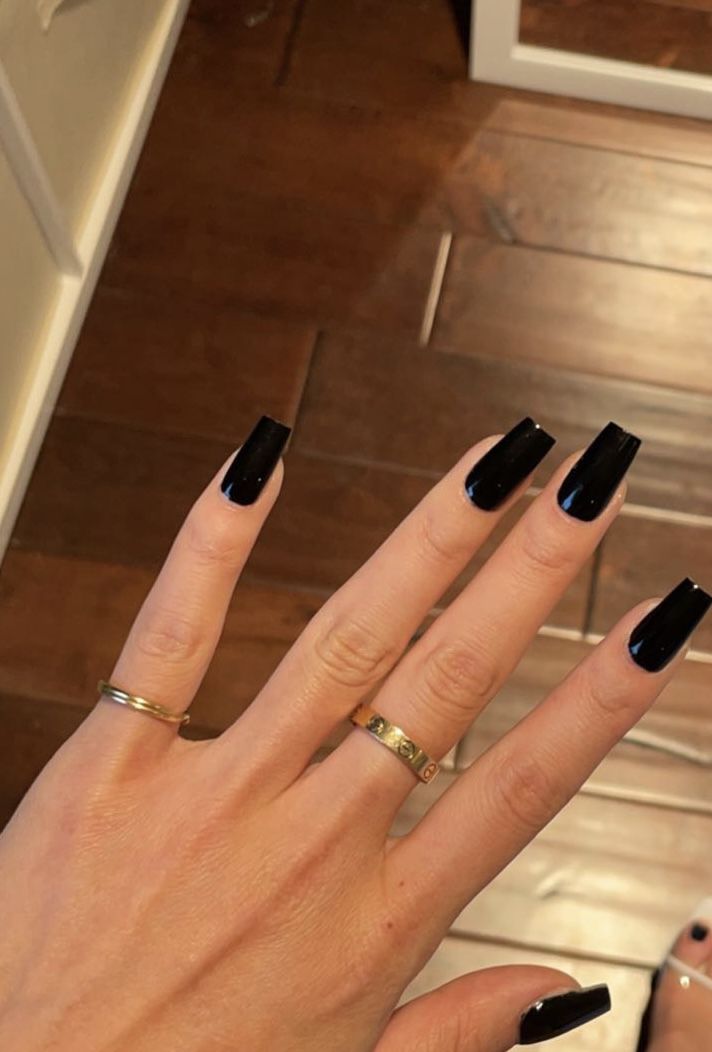 Rounded Square Nails Long, Short Square Nails Plain Colors, Nails Medium Square Design, Solid Nail Color Ideas Square, Acrylic Nail Designs Medium Square, Black Square Round Nails, Nail Inspiration Square Medium, Black Shirt Square Nails, Plain Black Nails Short