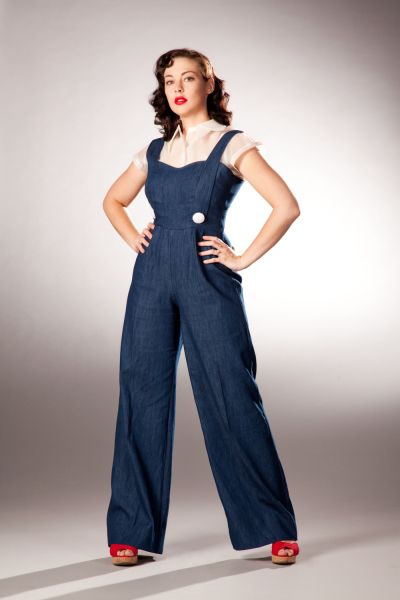 1940's overall/jumpsuit from http://trendsupplier.blogspot.com very cute retro look 1944 Fashion, 1940 Fashion, Ladies Jumpsuits, Mode Rock, 1940's Fashion, Denim Playsuit, Look Retro, Perfect Denim, Moda Retro