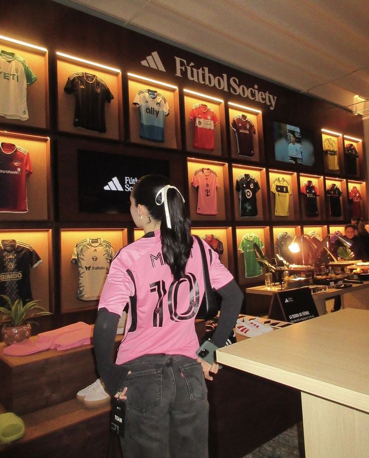 Fernanda Gimenez Outfits, Messi Jersey Outfit, Bloquette Outfit, Jersey Outfit Soccer, Messi Jersey, Thrift Fits, Messi T Shirt, Football Jersey Outfit, Miami Outfits