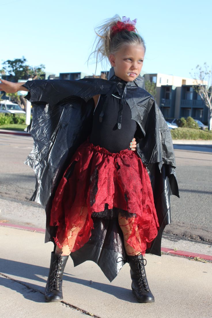 Vampire Costume Costume Ideas Vampire, Halloween Costumes Star Wars, Vampire Costume Kids, Diy Vampire, Girls Vampire Costume, Vampire Costume Diy, Diy Girls Costumes, Modern Vampire, Family Costumes Diy