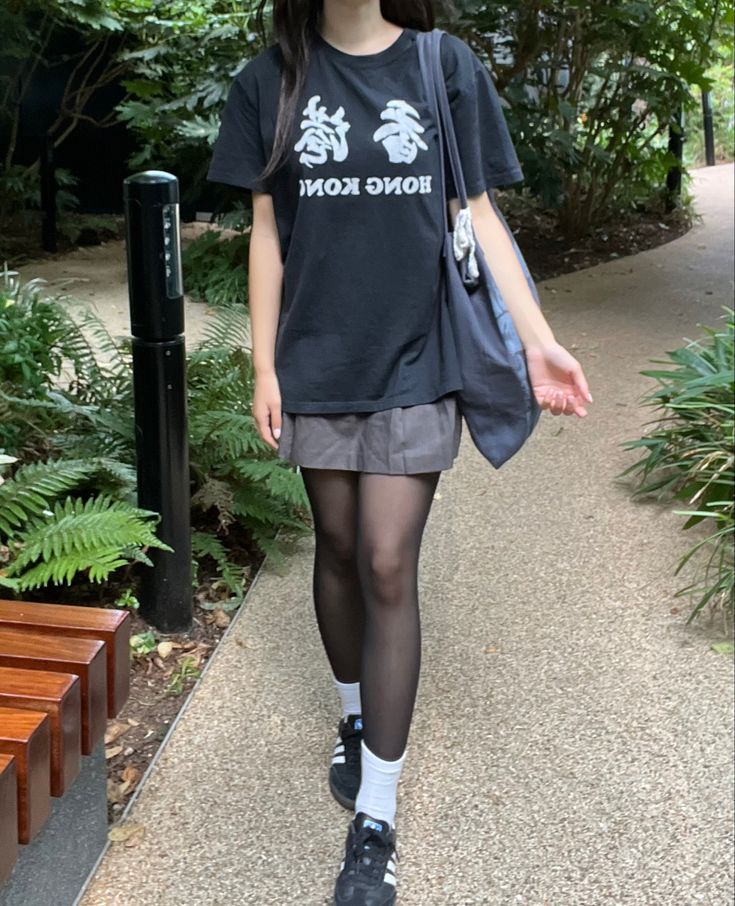 Tomboy Outfits Skirts, Sambas With Tights, Big Shirt Shorts Outfit, Sambas With Skirt Outfit, Skirt With Baggy Shirt, Samba With Skirt, Sambas And Skirt, Shorts And Leggings Outfit, Summer Tights Outfit