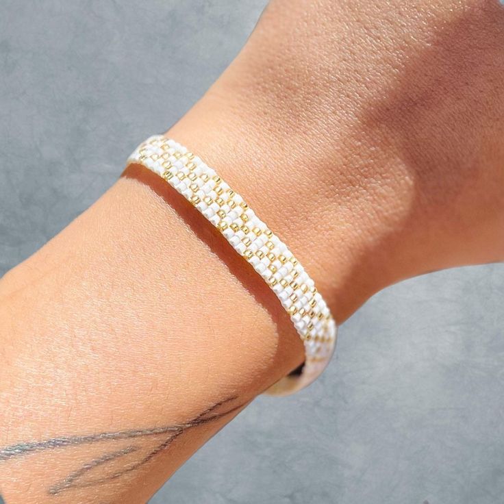 Simple and elegant gold and white seed bead bracelet. White Bracelets, Bead Loom Bracelets, Bead Weaving Patterns, Loom Bracelets, Woven Bracelets, Seed Bead Bracelets, White Beads, Loom Beading, Bead Weaving