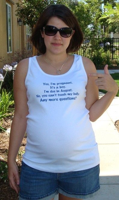 a pregnant woman giving the thumbs up sign with her shirt saying yes, i'm pregnant