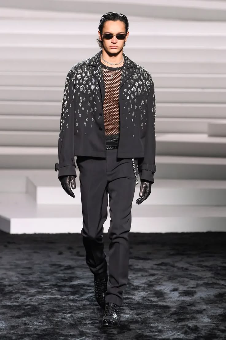 Versace Fall 2024 Ready-to-Wear Runway, Fashion Show & Collection Review [PHOTOS] Video Outfit Ideas, Male Runway, Prom Outfits For Guys, Mens Runway Fashion, Aesthetic Wardrobe, Mens Runway, Runway Fashion Couture, Outfits For Guys, Menswear Runway