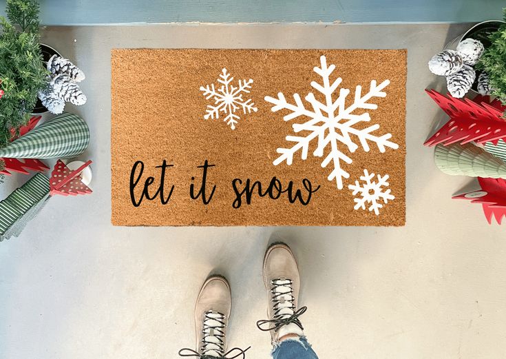 Welcome Christmas visitors with a warm welcome this holiday season with our Let it Snow Doormat! It'll have your porch looking wintry with bold black lettering, and a flurry of white snowflakes! The perfect way to add cozy cheer this yuletide! Christmas Doormat Svg, Winter Welcome Mat, Christmas Painted Doormat, Doormat Painting Ideas Christmas, Seasonal Door Mats, Christmas Doormat Ideas Diy, Winter Doormat Ideas, Diy Christmas Welcome Mat, Christmas Rug Diy