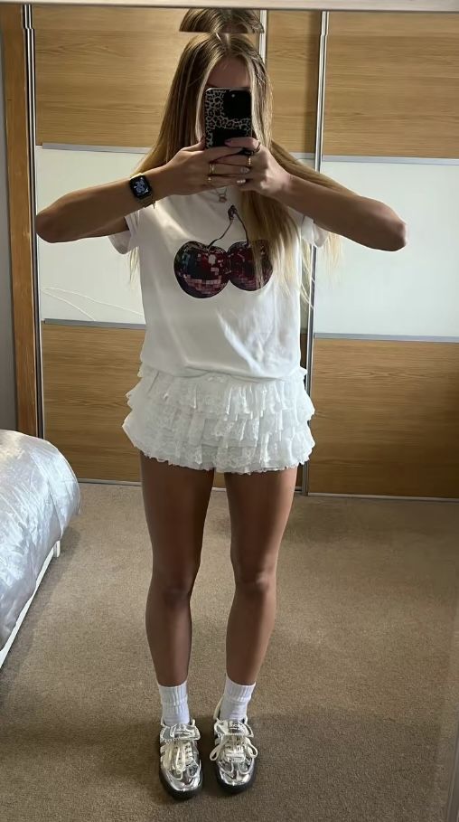 White Skirt Going Out Outfit, Short Lace Skirt Outfit, White Ruffle Shorts Outfit, White Ruffle Mini Skirt Outfit, Flowy Short Skirt Outfit, Ny Outfits Summer, White Mini Skirt Outfit Summer, White Skirt Outfit Aesthetic, White Short Skirt Outfit