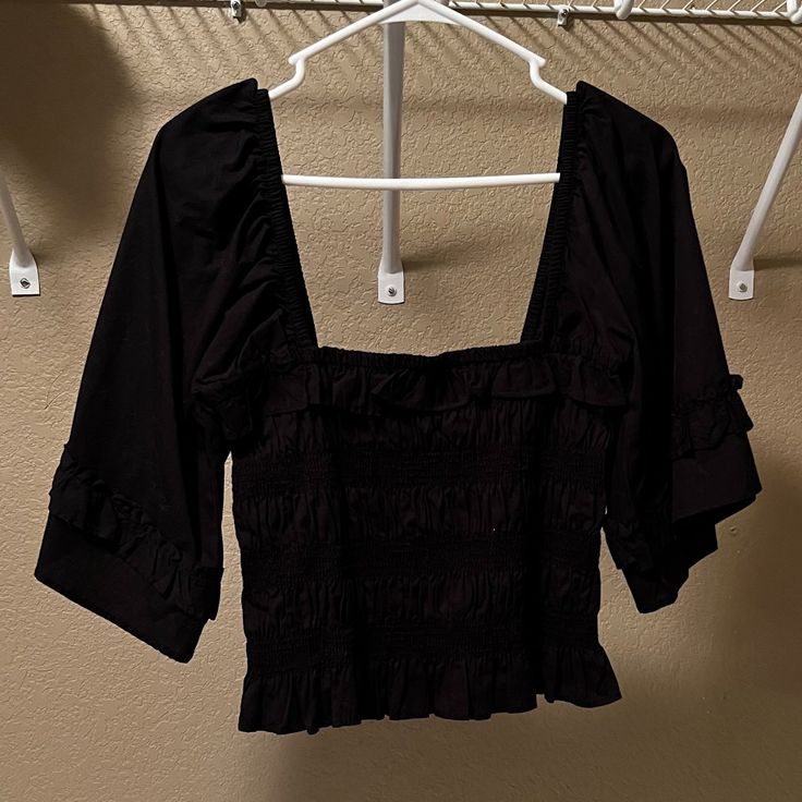 Black Free People Blouse Size Large. Looks Pretty Much The Same On The Front And Back. Tight Around The Torso And Looser Sleeves. Square Neckline. Never Worn. No Stains Or Rips In The Fabric. Items Come From A Very Pet Friendly Home! I Try My Best But There May Still Be Some Hair On The Garment. A Quick Wash And Lint Roll Once You Receive The Item Should Solve The Problem. All Items Come From A Smoke Free Home! All Items Are Laundered Prior To Shipping Unless They Are New With Tags Some Wrinklin Casual Black Fitted Blouse, Casual Square Neck Tops For Night Out, Elegant Black Square Neck Top, Casual Fitted Black Blouse, Black Fitted Blouse With Square Neck, Fitted Black Blouse With Square Neck, Trendy Fitted Black Blouse, Black Square Neck Crop Top For Spring, Fitted Square Neck Blouse For Night Out