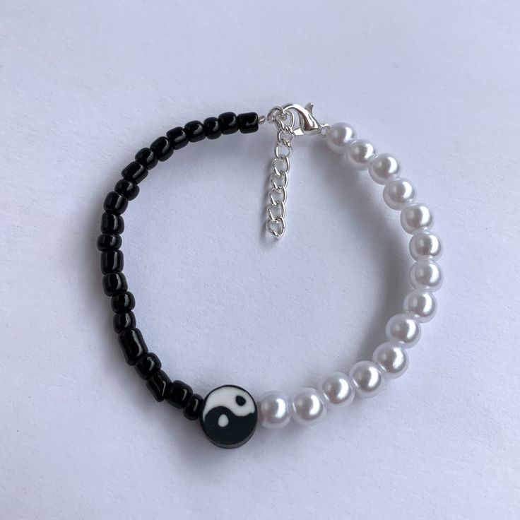 This yin yang bracelet is half pearls and half glass black beads. There is also a yin yang bead in the middle. You can choose from black beads or metallic black beads This bracelet has an extension chain so it’s adjustable and can be worn by multiple sizes Total Length: 20 cm Bracelet Design Ideas, Pulseras Ideas, Yin Yang Bracelet, Homemade Bracelets, Cute Friendship Bracelets, Black Beaded Bracelets, Bead Charms Diy, Diy Bracelets Easy, Gelang Manik