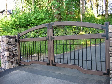 a gate that has been made to look like it is in the middle of a driveway