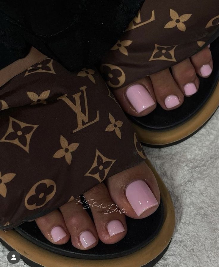 Pink Toe Nails, Shiny Nails Designs, Feet Nail Design, Sweet Nails, Gel Toe Nails, Acrylic Toes, Acrylic Toe Nails, Toe Nail Color, Pretty Toe Nails