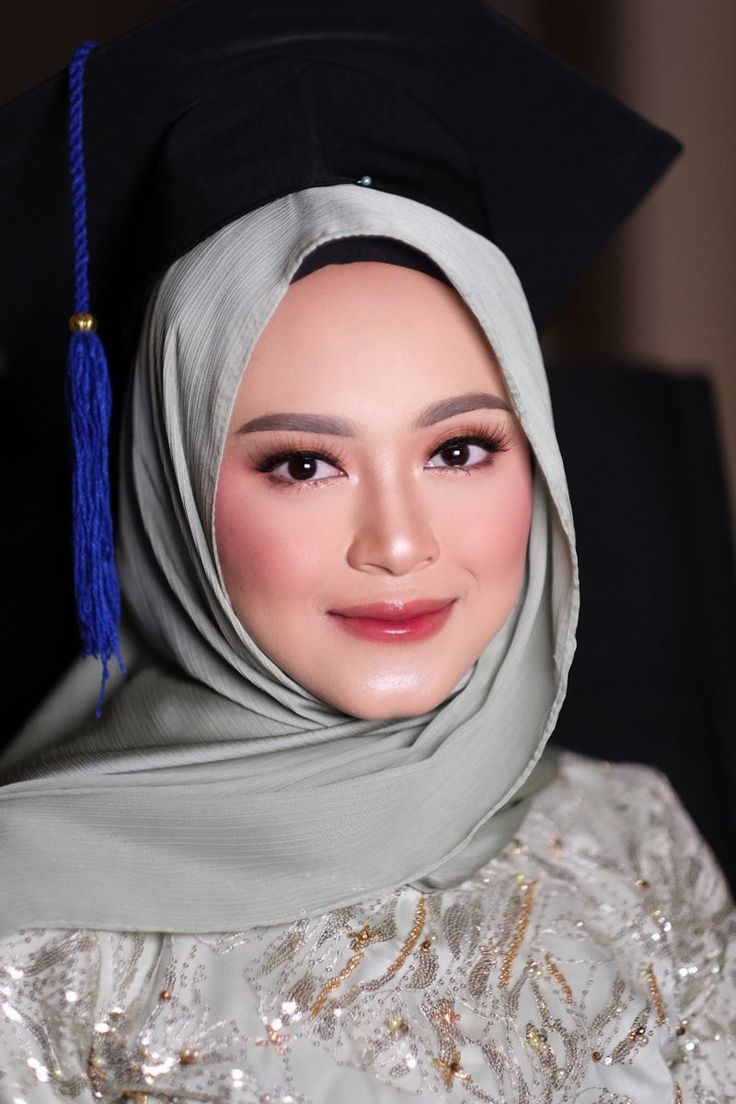 Make Up Looks Bold, Make Up Looks Graduation, Makeup Flawless Natural, Make Up Bold Hijab, Makeup Convocation, Convocation Outfit Graduation Hijab, Makeup Wisuda Natural, Outfit Graduation Hijab, Makeup Wisuda Hijab Natural