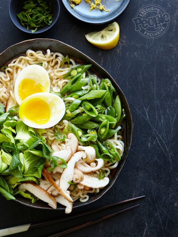 Gwyneth Paltrow’s Veggie Ramen Soup Gwyneth Paltrow Recipes, Ramen Easy, Veggie Ramen, Goop Recipe, Ramen Soup Recipes, Vegetable Ramen, Warm Soup Recipes, Easy Ramen, Ramen Bowls