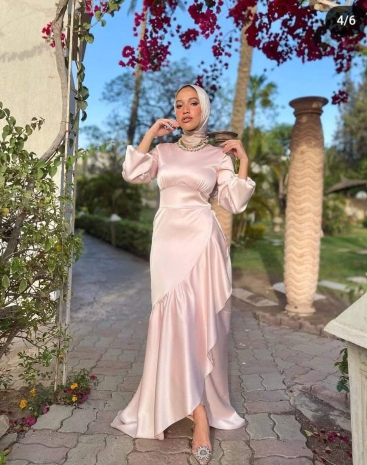 Hijab Dresses Soiree, Hijabi Dresses Soiree, Graduation Dress Designs, Graduation Outfits For Women, Modest Outfits Muslim, Soiree Outfit, Outfits Muslim, Girly Style Outfits, Soiree Dress