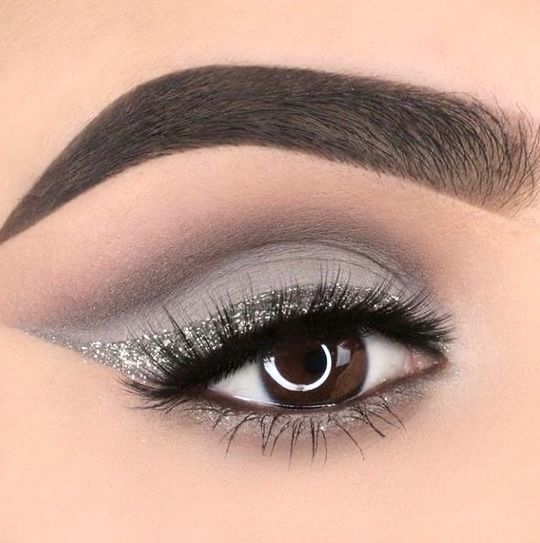 Spring Eyeliner, Silver Eyeshadow Looks, Silver Glitter Eye Makeup, Eye Makeup Silver, Eye Makeup Halloween, Makeup Cut Crease, Eye Shape Makeup, Silver Eyeliner, Makeup Silver