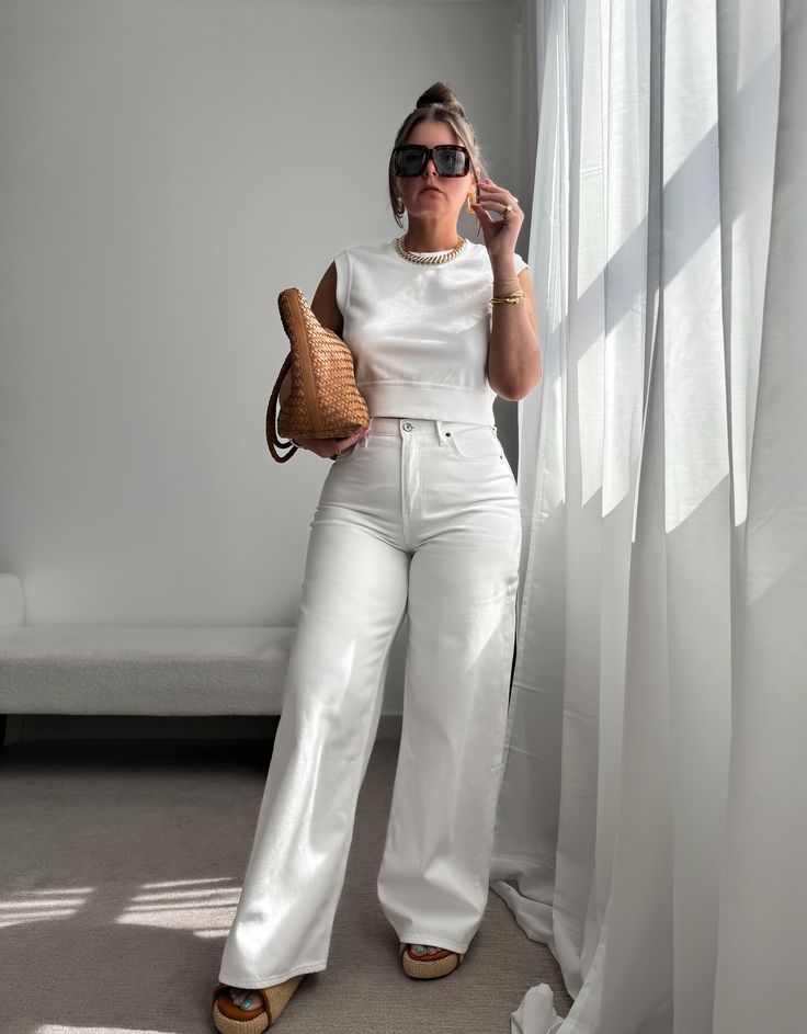 WHITE OUTFITS FOR SUMMER http://www.juliamarieb.com/2024/04/01/white-outfits:-spring-outfits/ Semi Formal All White Outfits, All White Spring Outfit, All White Casual Outfits For Women, White Jeans For Summer Streetwear, Spring Street Style 2024, Outfit White, Full White Outfit, All White Outfit Casual, White And Denim Outfits Photoshoot