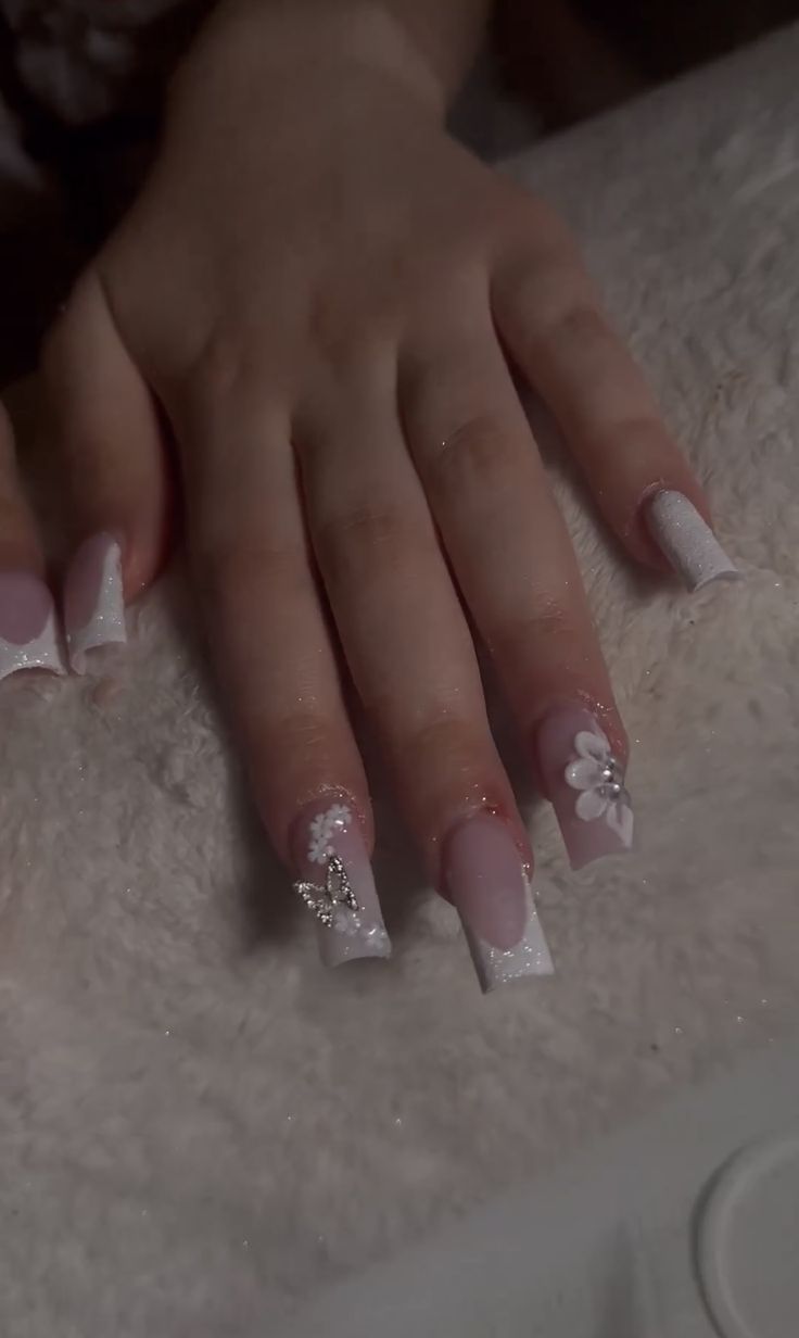 Cute Nail French Tips, White French Tip Nails Hello Kitty, Nail Ideas White Glitter, Nail Designs Quinceanera, Nail Inspiration Charms, Engagement Nails Ideas Square, Latina Nails White, Nail Designs White Square, Nail Inspo Short French Tip