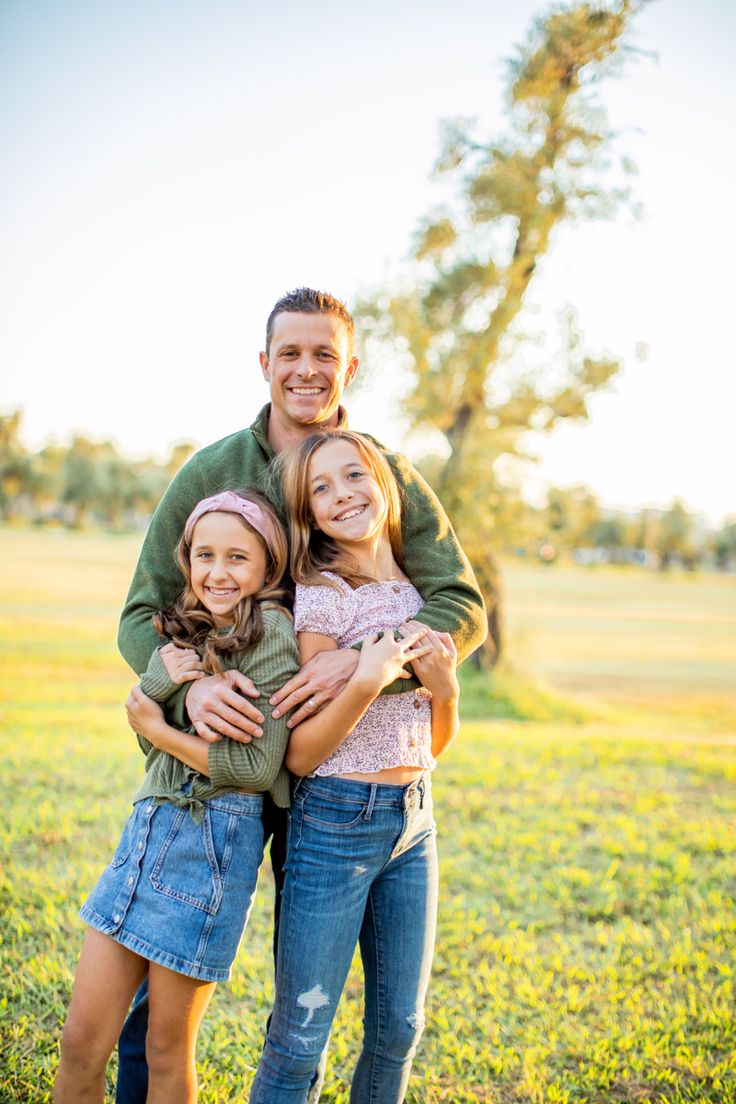 Father 2 Daughters Photoshoot, Father And Daughters Photo Ideas, Father And Daughters Photography, Father Daughter Poses Older, Father And Kids Photoshoot, Single Parent Photoshoot, Single Parent Family Pictures, Dad And Daughters Photo Ideas, Daddy And Me Photo Shoot Mini Sessions