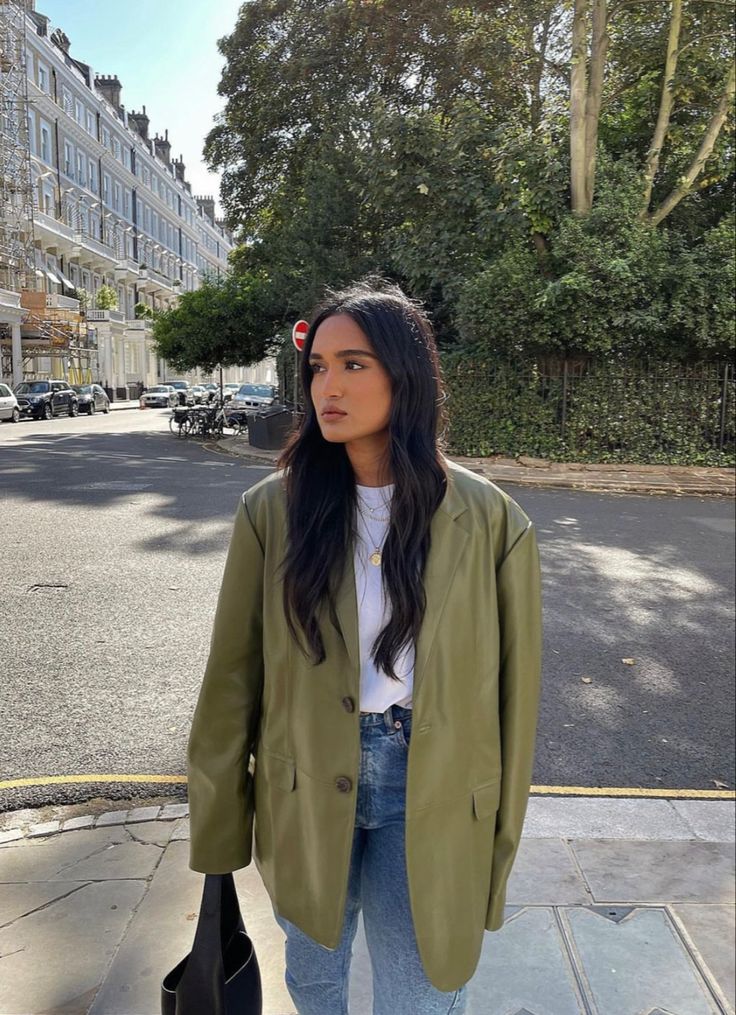 Dark Academia Girl, Neon Green Outfits, Green Blazer Outfit, Green Jacket Outfit, Dark Green Jacket, Blazer Verde, Green Blazer, Stylish Work Outfits, Outfit Inspiration Fall